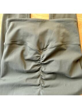 Astoria Activewear Luxe Olive Scrunch Butt Leggings Size Small